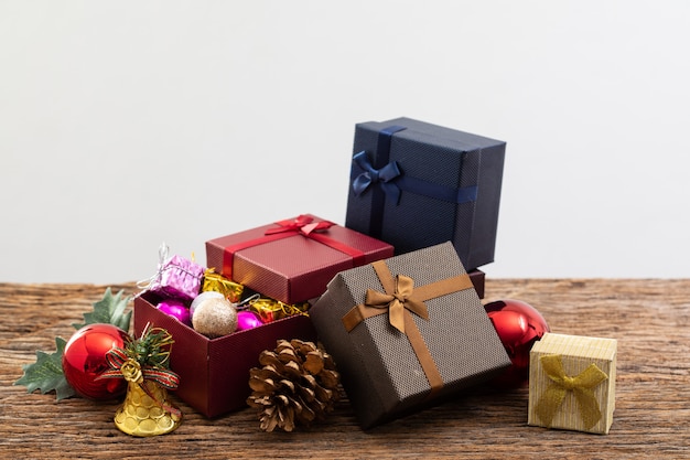 Coffret cadeau avec ruban de couleur sur fond blanc pour une occasion spéciale d&#39;anniversaire de Noël