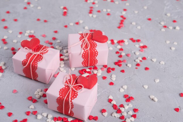 Coffret cadeau Saint Valentin avec cadeaux et décorations. Vue de dessus