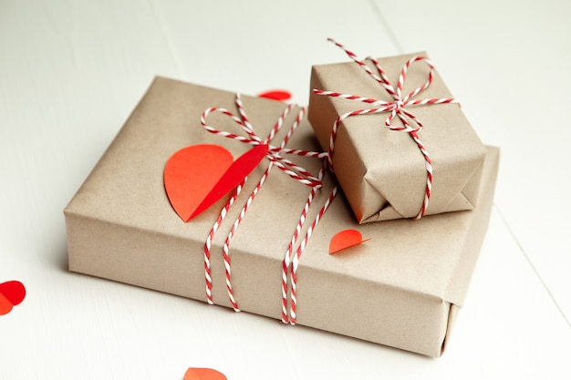 Coffret cadeau Saint Valentin et coeurs de papier rouge sur blanc