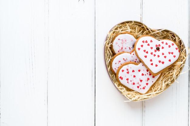 Coffret cadeau Saint Valentin avec des cookies en forme de coeur sur fond blanc