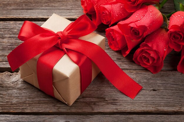 Coffret cadeau saint valentin et roses rouges