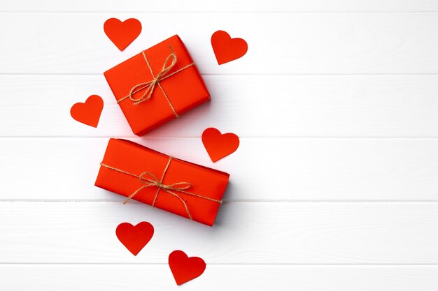 Coffret cadeau Saint Valentin sur vue de dessus en bois blanc