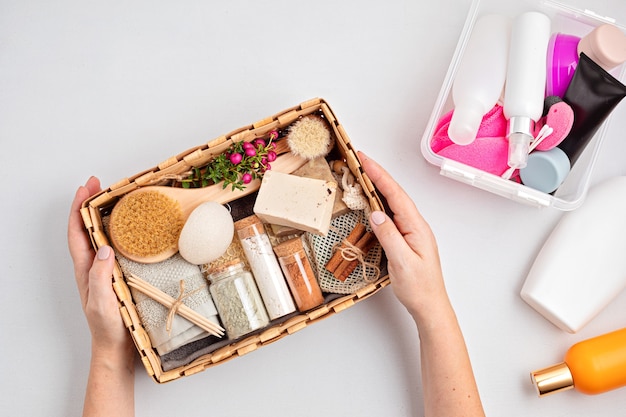 Coffret cadeau saisonnier avec produits cosmétiques zéro déchet vs produits en plastique industriels