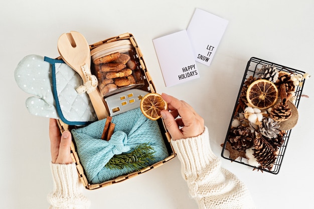 Coffret cadeau saisonnier avec ustensiles de cuisine, boîte furoshiki et biscuits