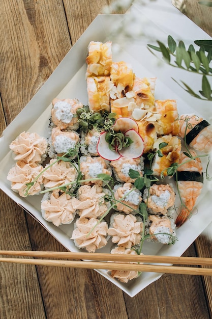 Coffret cadeau de sushis et de petits pains emballés dans une boîte pour la livraison