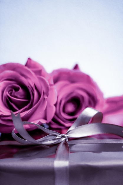 Coffret cadeau de vacances de luxe en argent et roses roses comme cadeau de Noël Saint Valentin ou cadeau d'anniversaire