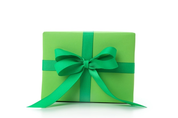 Photo coffret cadeau vert isolé sur fond blanc