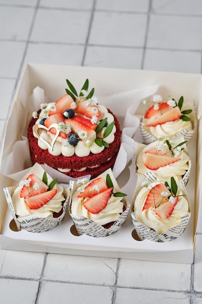 Coffret de desserts gâteau bento velours rouge et cupcakes velours rouge aux fraises