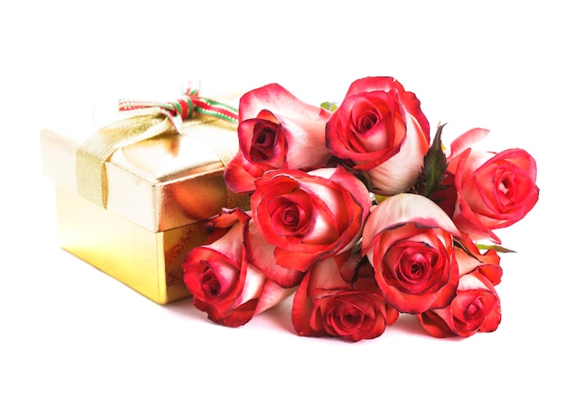 Coffret doré et bouquet de roses isolated on white