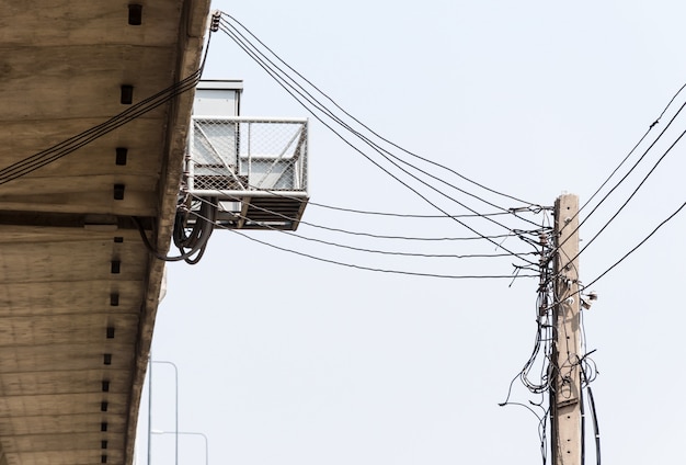 Coffret électrique sur le pont de la voie rapide.