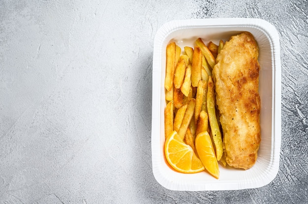 Coffret à emporter Plat de fish and chips avec frites. Fond blanc. Vue de dessus. Espace de copie.