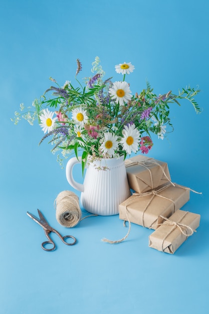 Coffret fait main avec des fleurs sauvages sur fond bleu