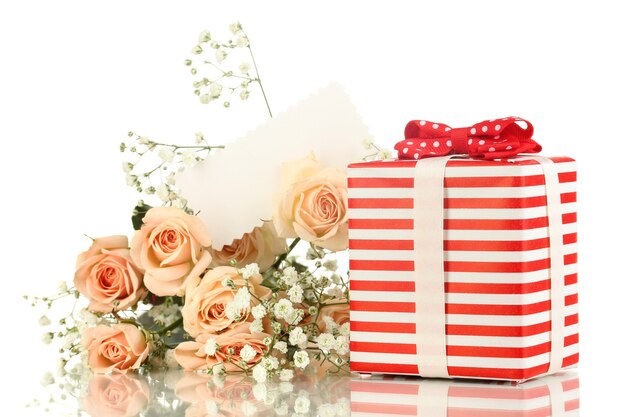 Coffret et fleurs isolated on white