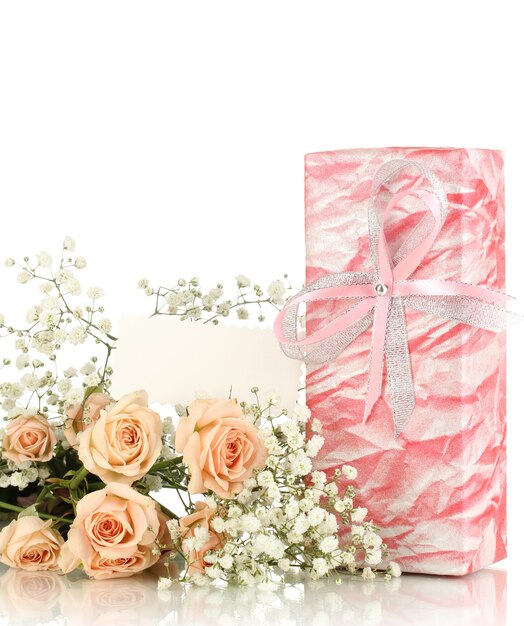 Coffret et fleurs isolés