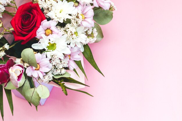 Coffret en forme d'enveloppe avec un bouquet de fleurs