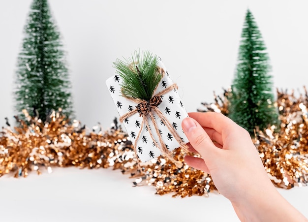 Coffret en mains et décoration de noël avec paillettes et sapins