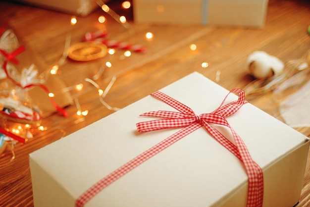 Coffret de Noël blanc avec ruban à carreaux rouge guirlande surprise festive lumières et décorations o...