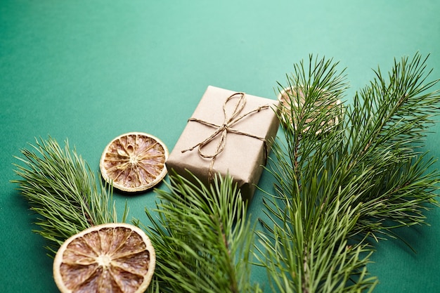 Coffret de Noël et branches de pin avec décoration sur fond vert