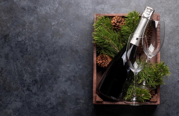 Coffret de Noël avec branches de sapin et champagne