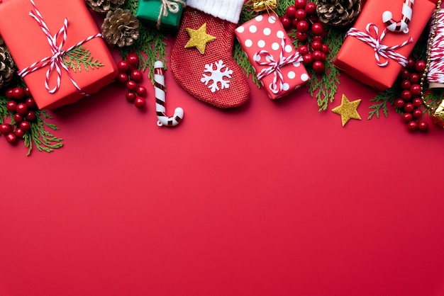 Coffret Noël avec des chaussettes rouges et une décoration sur fond rouge.