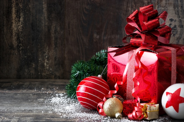 Coffret rouge et boules de Noël sur une surface en bois