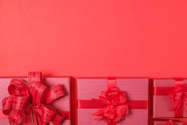 Coffret rouge avec des décorations sur fond rouge. Concept de vacances joyeux Noël et bonne année