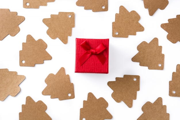 Coffret rouge et étiquette d'arbre de Noël blanc. Vue de dessus.