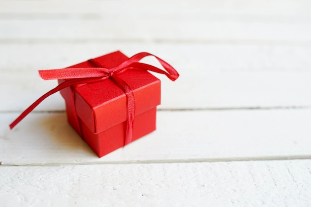 Coffret rouge sur un fond en bois blanc avec espace de copie