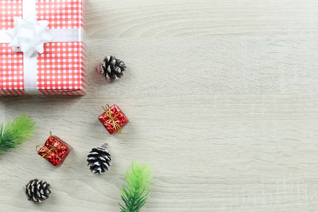 Coffret rouge sur fond de plancher en bois.