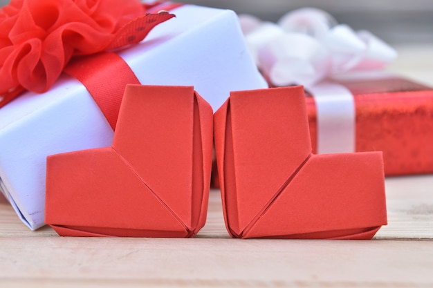 Coffret rouge et forme de coeur sur bois