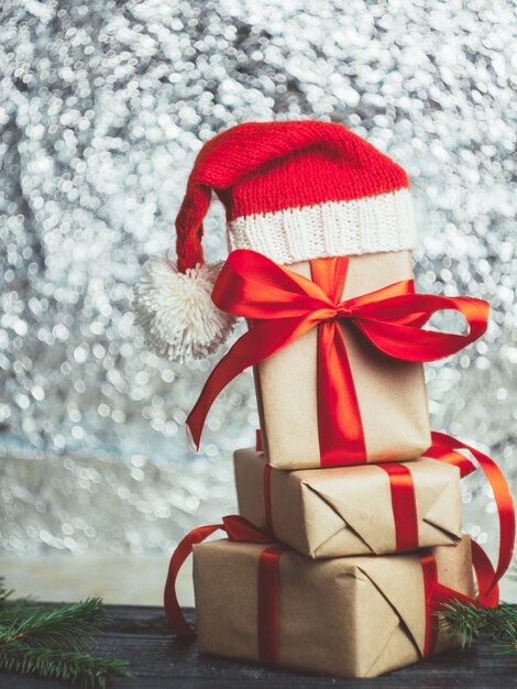 Coffret rouge pour Noël en bonnet de noel sur une table en bois