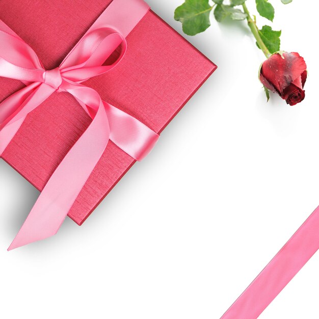 Coffret rouge avec rose rouge