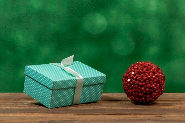 Coffret vert et boule de noël rouge en vue de face