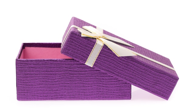 Coffret violet avec ruban blanc isolé sur fond blanc.