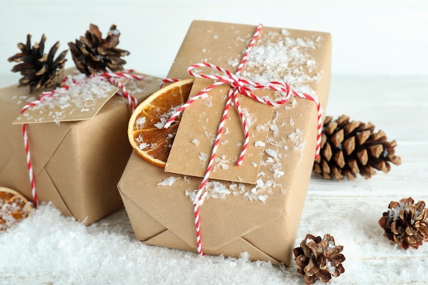 Coffrets cadeaux et accessoires de Noël sur table en bois blanc