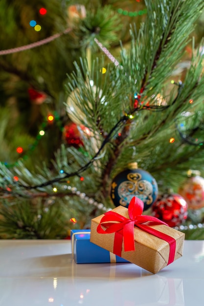 Coffrets cadeaux et arbre de Noël flou avec lumières de fête scintillantes et boules de jouet