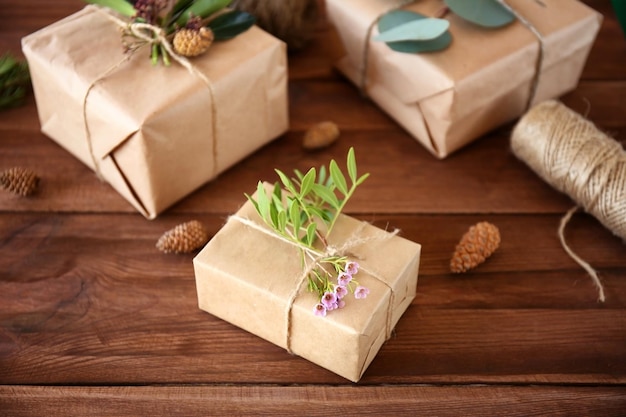 Coffrets cadeaux artisanaux avec des fleurs sur une table en bois