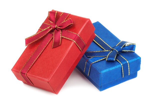 Coffrets cadeaux bleu et rouge sur fond blanc