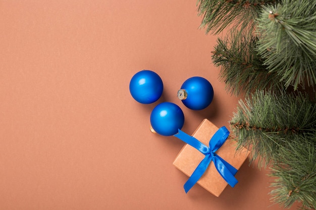 Coffrets cadeaux de branches d'épinette et décorations d'arbres de Noël sur fond marron