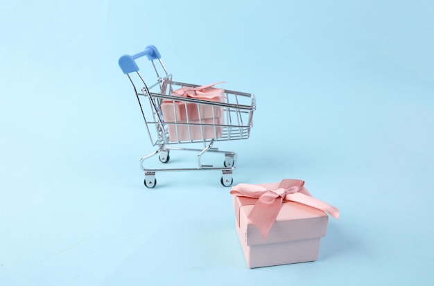 Coffrets cadeaux avec caddie sur fond bleu