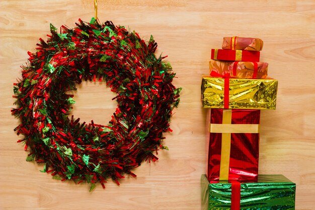 Photo coffrets cadeaux de composition de noël avec un ruban rouge avec espace de copie de sapin pour vos félicitations