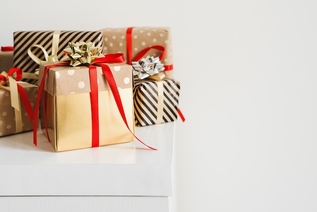 Coffrets cadeaux debout sur un tableau blanc. Cadeaux de Noël.