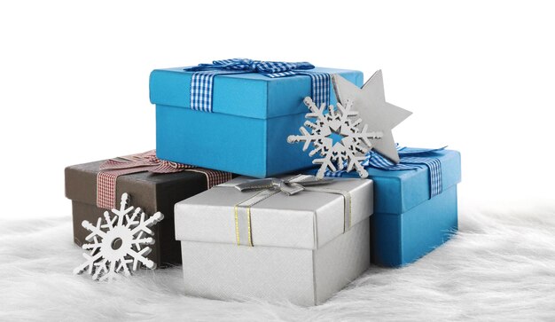 Coffrets cadeaux et décorations de Noël sur fond blanc