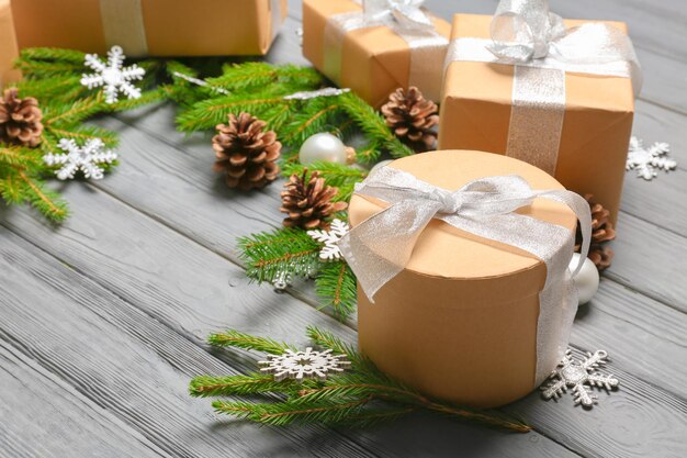 Coffrets cadeaux et décorations de Noël sur table en bois