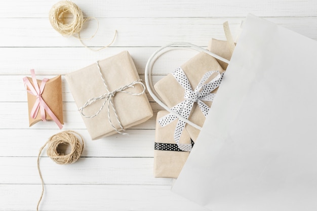 Coffrets cadeaux avec décorations et sac en papier