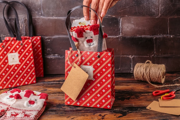 Coffrets cadeaux emballés dans du papier à carreaux rouge.