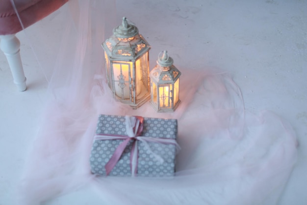 Photo coffrets cadeaux emballés dans du papier rose et gris sous le sapin de noël