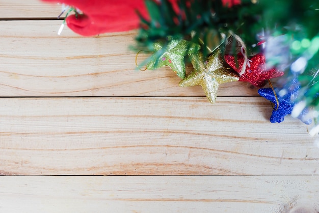 Coffrets cadeaux et étoiles sous l&#39;arbre chirstmas sur la table en bois