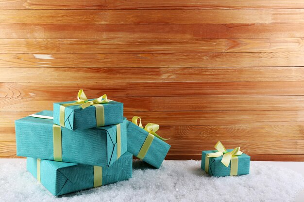 Coffrets cadeaux sur fond de bois