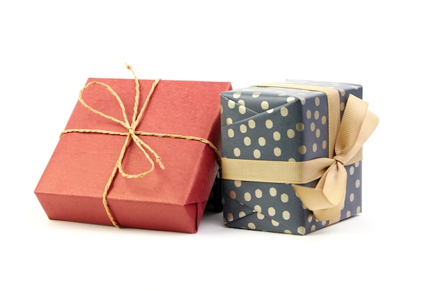 Coffrets cadeaux isolés sur blanc Cadeaux emballés dans des coffrets cadeaux rouges et verts
